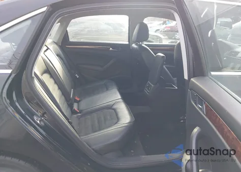 2013 Volkswagen Passat 3.6L V6 Sel Premium z USA, uszkodzony, nr VIN 1VWCM7A30DC080369